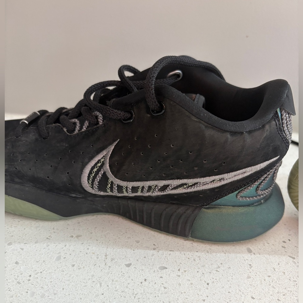 Kids’ Grade School LeBron XXI Basketball Shoes size 7 youth